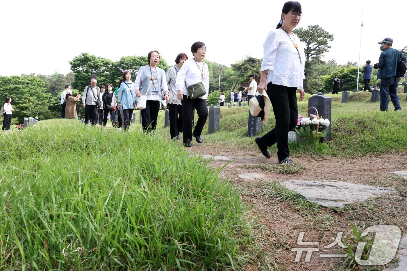 광주 북구 망월동 민족민주열사묘역&#40;구묘역&#41;. 2025.5.18/뉴스1 ⓒ News1 이승현 기자