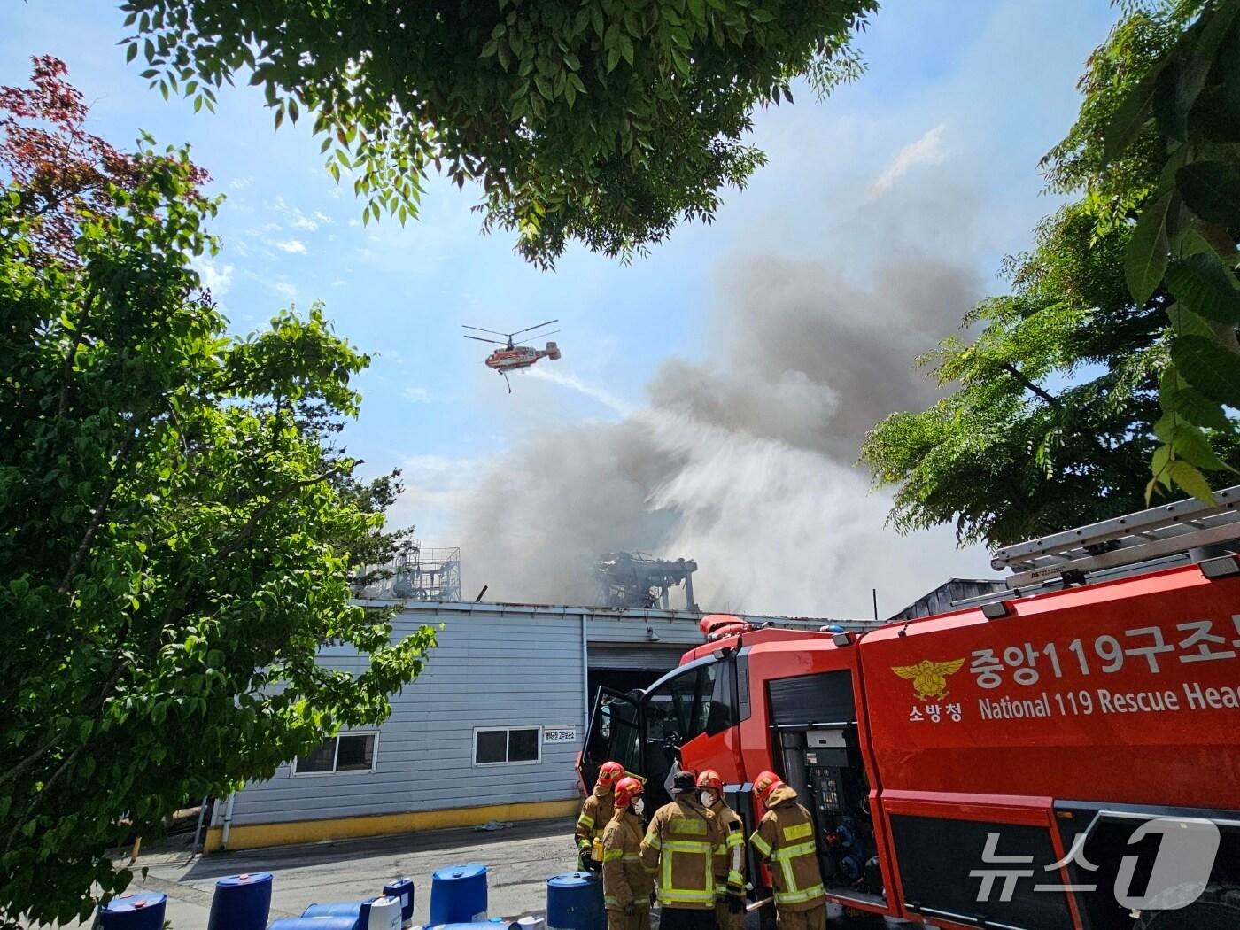 본문 이미지 - 18일 금호타이어 광주공장 화재 현장에서 헬기를 동원한 화재 진압과 특수 용액 진화가 동시다발적으로 이뤄지고 있다. 2025.5.18/뉴스1 최성국 기자