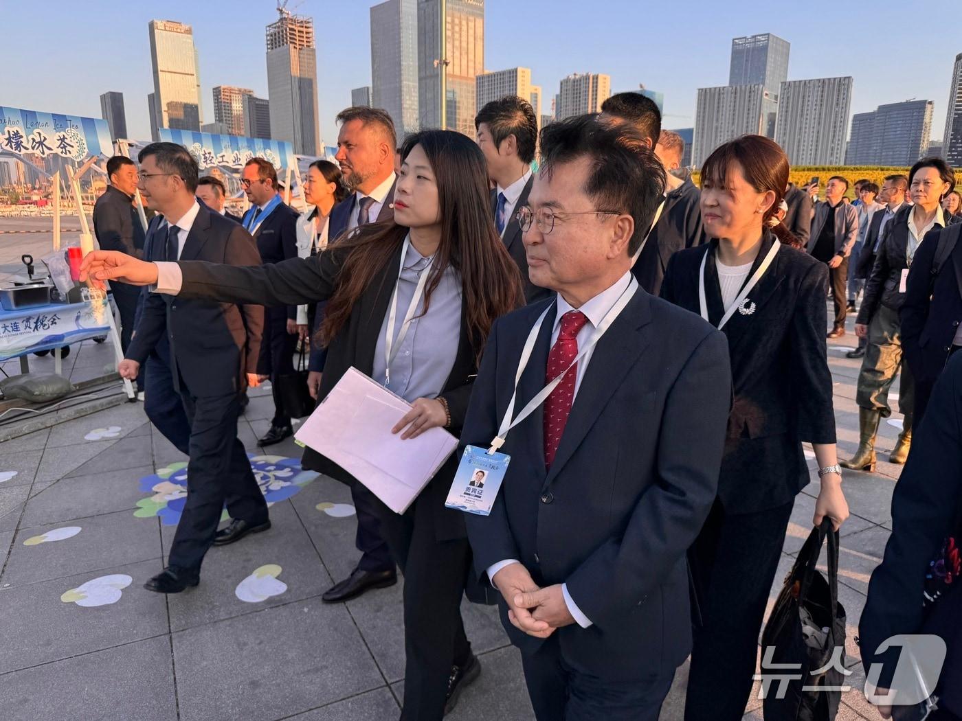 본문 이미지 - 육동한 춘천시장, 중국 다롄에서 열린 제34회 아카시아 축제 개막식 참석.(춘천시 제공, 재판매 및 DB금지)