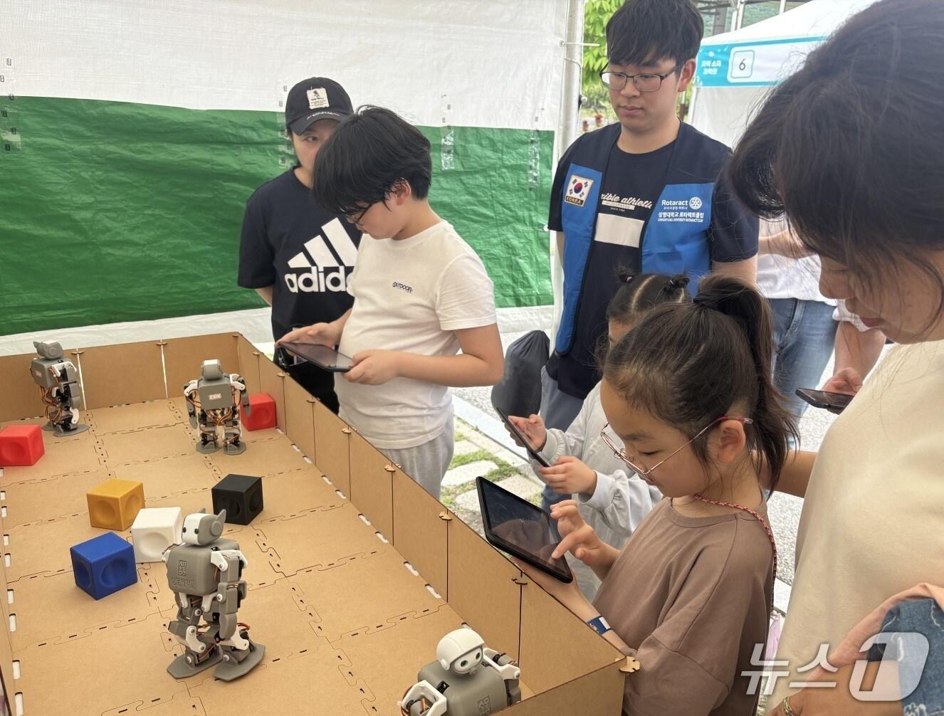 본문 이미지 - 상명대 부스에서 로봇체험하는 어린이들. (상명대 제공. 재판매 및 DB금지)