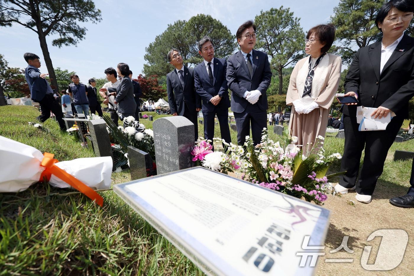 우원식 국회의장이 제45주년 5·18민주화운동 기념일인 18일 오전 광주 북구 망월동 민족민주열사묘역&#40;구묘역&#41;에서 연세대 후배인 고 이한열 열사 묘역을 참배하고 있다. 2025.5.18/뉴스1 ⓒ News1 이승현 기자