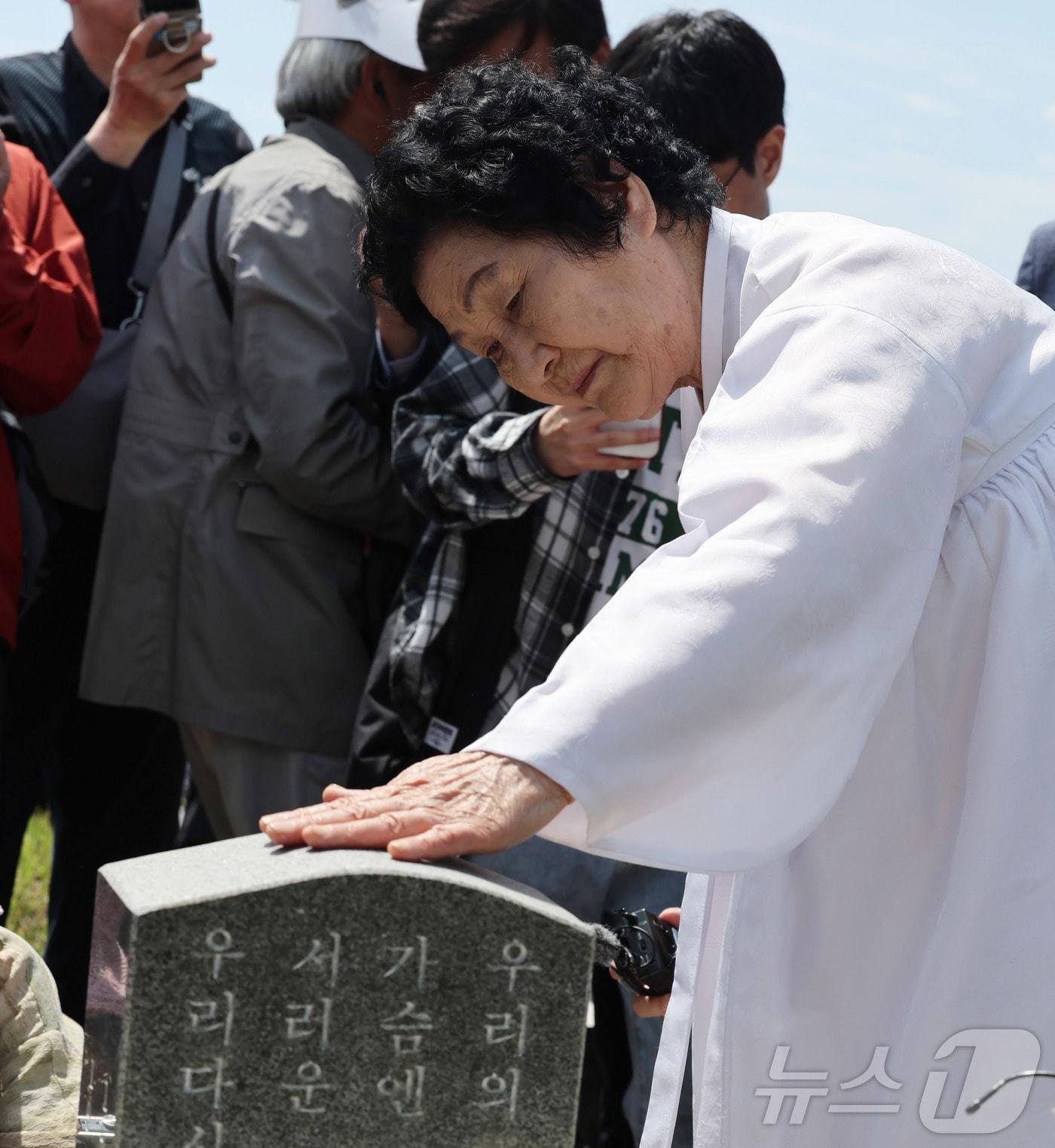 본문 이미지 - 18일 광주 북구 운정동 국립 5·18민주묘지에서 열린 제45주년 5·18민주화운동 기념식을 마치고 한강 작가의 &#39;소년이 온다&#39; 주인공인 고&#40;故&#41; 문재학 군 어머니 김길자&#40;84&#41;씨가 묘를 살피고 있다. ⓒ News1 김태성 기자
