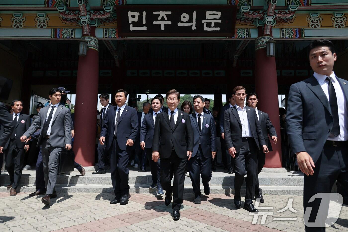 이재명 더불어민주당 대통령 후보가 지난달 18일 광주 북구 운정동 국립5·18민주묘지에서 열린 제45주년 5·18민주화운동 기념식에 참석한 후 이동하고 있다. (공동취재) 2025.5.18/뉴스1 ⓒ News1 이재명 기자