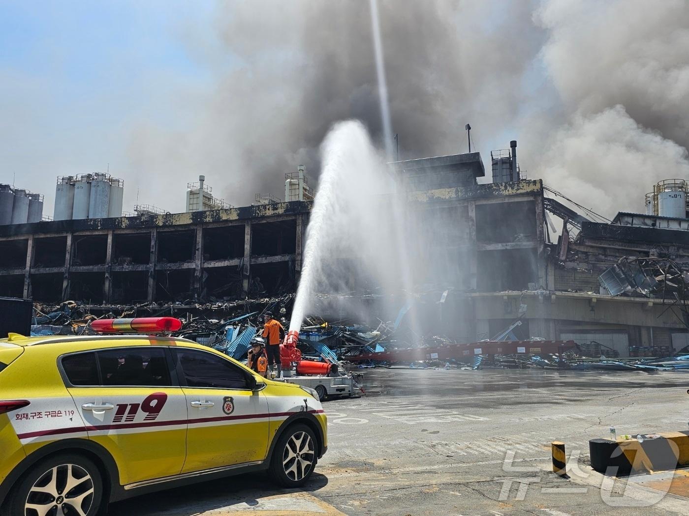 본문 이미지 - 18일 오후 광주 광산구 금호타이어 광주공장에서 소방대원들이 대형 펌프를 동원해 연기가 피어오르는 화재 현장에 물을 뿌리고 있다. 2025.5.18/뉴스1 ⓒ News1 최성국 기자