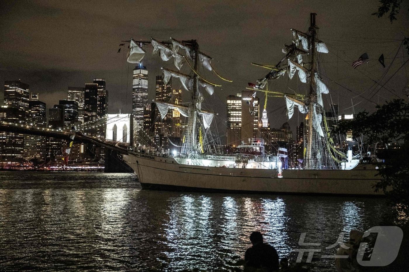 멕시코 해군 훈련용 범선이 17일(현지시간) 뉴욕 브루클린 다리와 충돌해 최소 22명이 부상을 당했다. 2025.5.18. ⓒ AFP=뉴스1