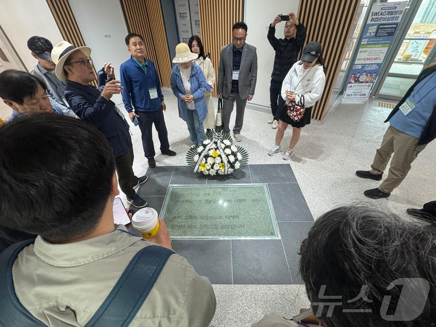 본문 이미지 - 18일 오전 전북대학교에서 전북순례단 '소년의길' 참가자들이 이세종 열사가 산화한 자리에 설치된 바닥 표지석 앞에서 설명을 듣고 있다. ⓒ News1 장수인 기자