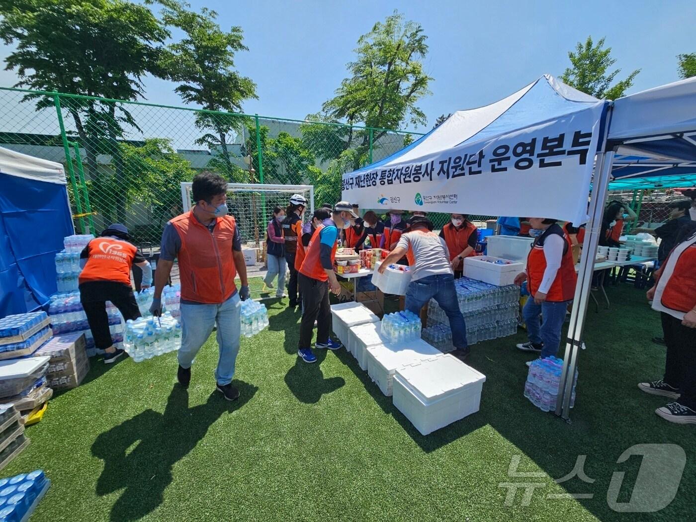 본문 이미지 - 18일 오후 금호타이어 광주공장 화재 현장에서 시민들이 소방관들을 위한 생수를 나르고 있다. 2025.5.18/뉴스1 ⓒ News1 최성국 기자