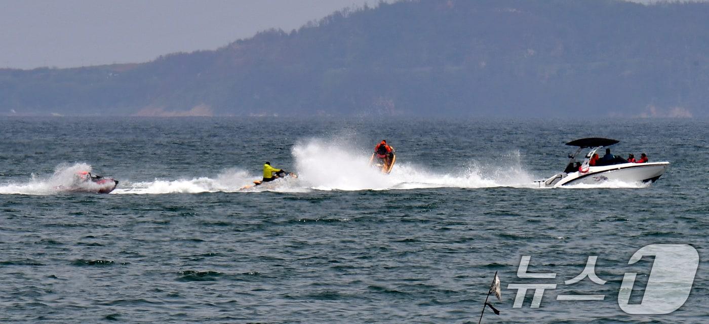 18일 경북 포항시 북구 영일대해수욕장 앞 바다에서 수상오토바이와 제트보트가 파도를 가르며 달리고 있다. 2025.5.18/뉴스1 ⓒ News1 최창호 기자