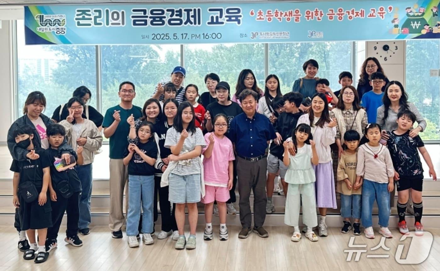 본문 이미지 - 충북 증평군은 국내 대표 금융교육 전문가이자 '부자학교' 존리 대표를 초청해 지역 초등학생을 대상으로 '부자의 첫걸음' 금융경제교육을 했다.(증평군 제공)/뉴스1