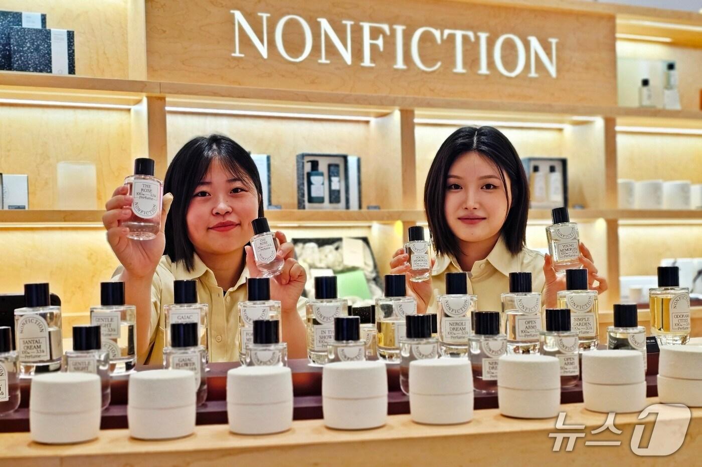 본문 이미지 - 신세계백화점 센텀시티 관계자들이 '논픽션' 향수를 소개하고 있다.(신세계 센텀시티 제공. 재판매 및 DB 금지)