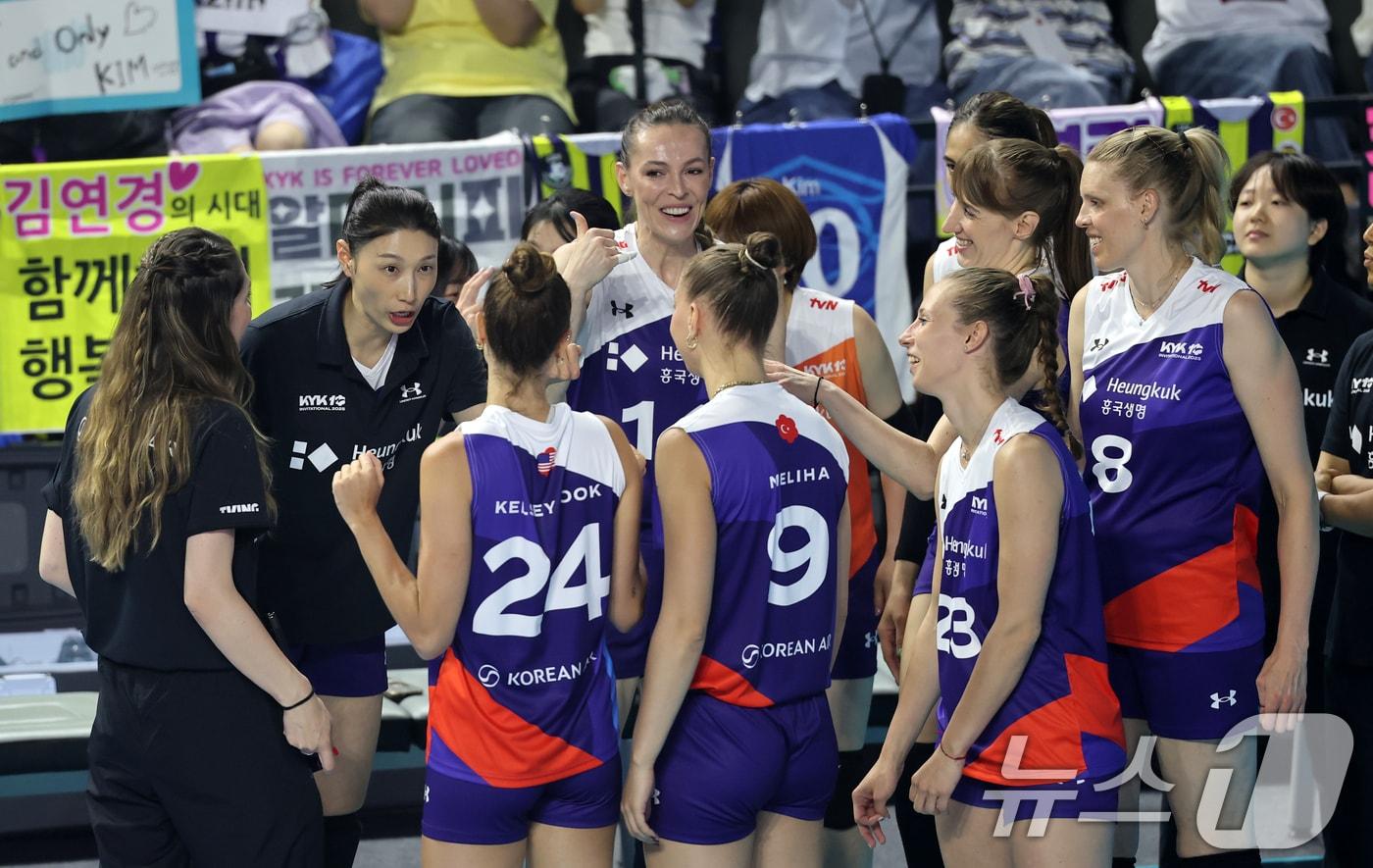 18일 인천시 삼산월드체육관에서 열린 &#39;KYK INVITATIONAL&#40;인비테이셔널&#41; 2025&#39; 세계 배구 올스타전 경기에서 스타팀 감독으로 나선 배구 레전드 김연경이 선수들에게 작전지시를 하고 있다. 2025.5.18/뉴스1 ⓒ News1 이승배 기자