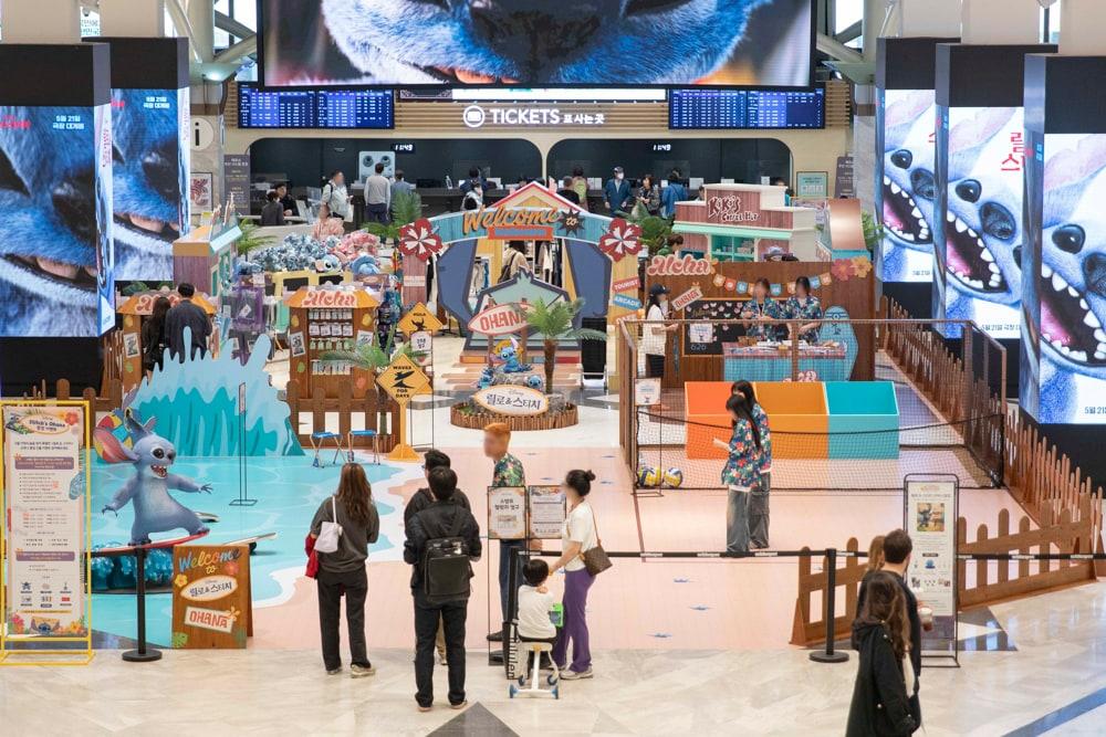 본문 이미지 - 신세계백화점 강남점 릴로&스티치 팝업 전경.(신세계백화점 제공)