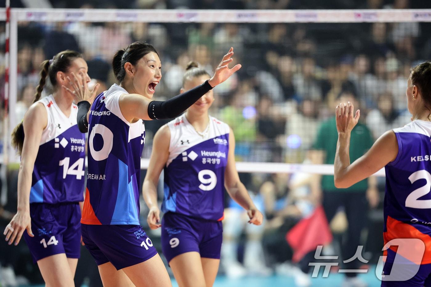 배구 레전드 김연경이 18일 인천시 삼산월드체육관에서 열린 &#39;KYK INVITATIONAL&#40;인비테이셔널&#41; 2025&#39; 세계 배구 올스타전 경기에서 스타팀 선수로 나서 팀의 득점에 기뻐하고 있다. 2025.5.18/뉴스1 ⓒ News1 이승배 기자