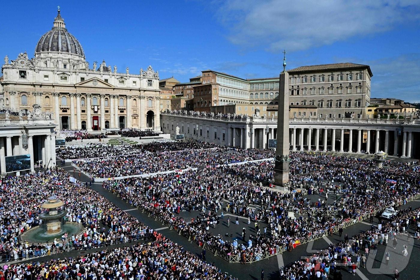 본문 이미지 - 지난해 5월 18일(현지시간) 바티칸 성베드로 광장에서 교황 레오 14세의 즉위 미사가 열리고 있다. 2025.5.18 ⓒ AFP=뉴스1