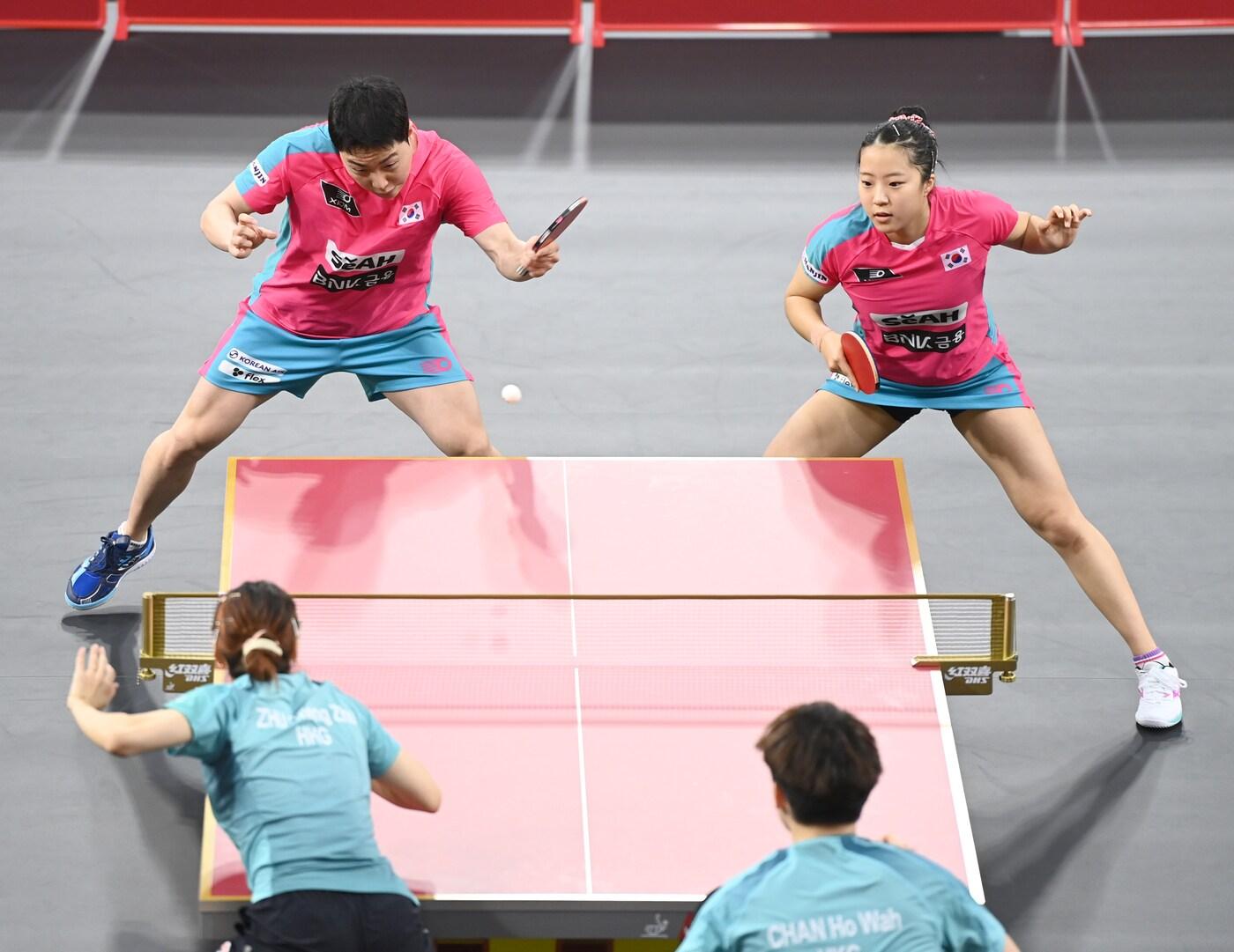 본문 이미지 - 세계탁구선수권 첫 경기서 승리한 임종훈-신유빈 조(대한탁구협회 제공) 