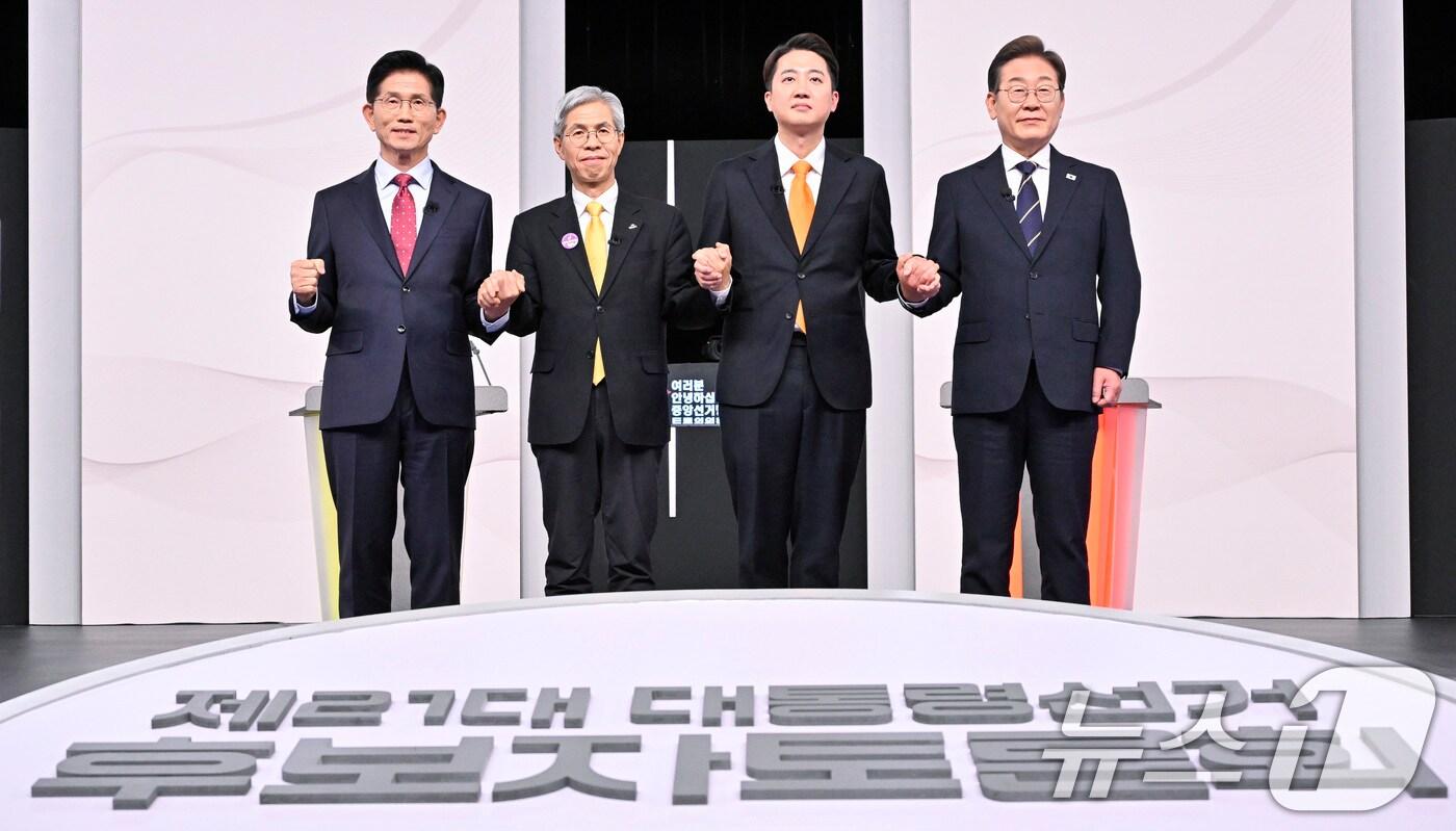 본문 이미지 - 18일 서울 마포구 SBS프리즘타워에서 열린 중앙선거방송토론위원회 주관 제21대 대통령선거 후보자토론회에서 각 정당 대선 후보들이 선전을 다짐하고 있다. 왼쪽부터 국민의힘 김문수, 민주노동당 권영국, 개혁신당 이준석, 더불어민주당 이재명 대통령 후보. 2025.5.18/뉴스1 ⓒ News1 국회사진취재단