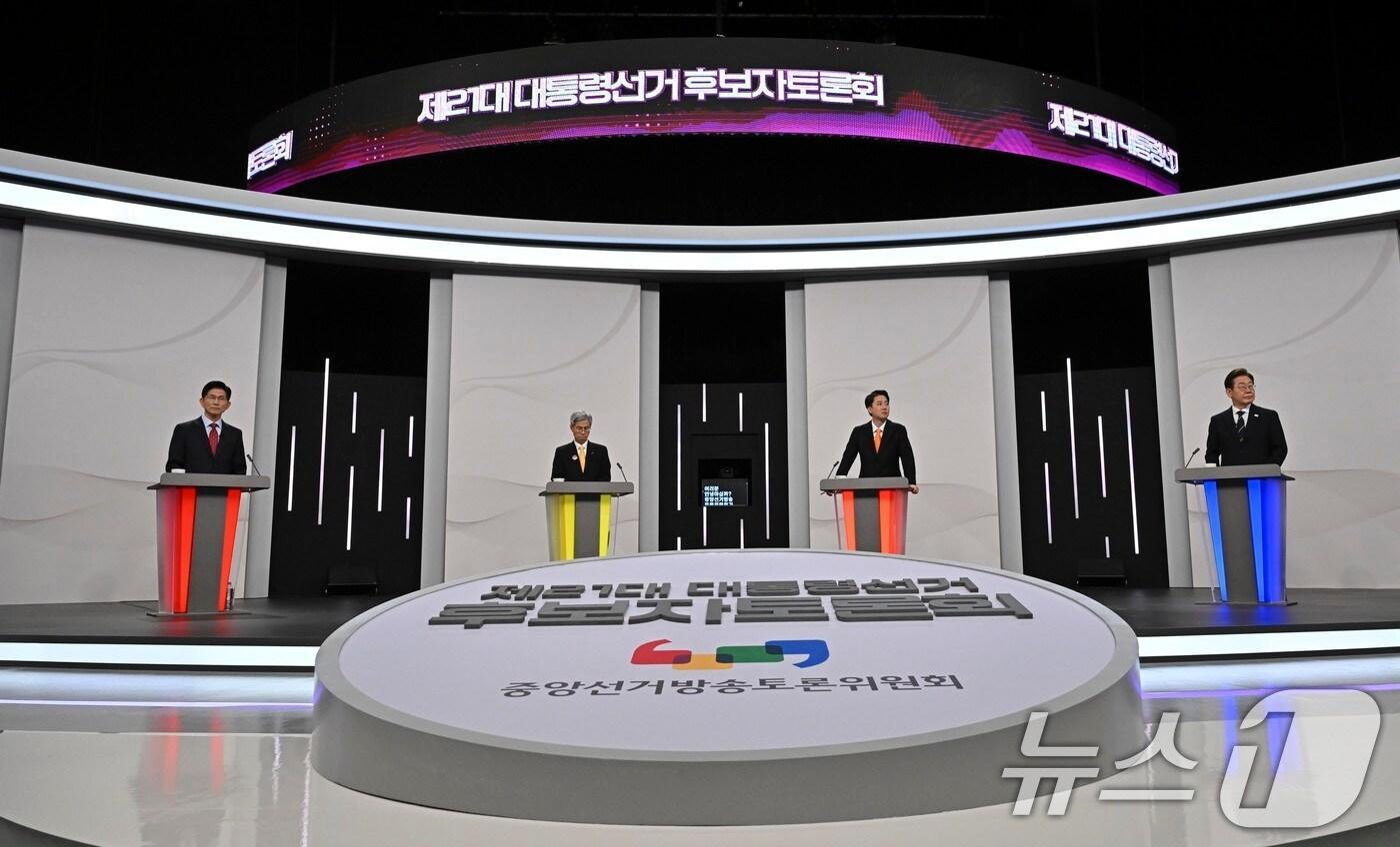 국민의힘 김문수(왼쪽부터), 민주노동당 권영국, 개혁신당 이준석, 더불어민주당 이재명 대통령 후보가 18일 서울 마포구 SBS프리즘타워에서 중앙선거방송토론위원회 주관 제21대 대통령선거 후보자 토론회 준비를 하고 있다. 2025.5.18/뉴스1 ⓒ News1 국회사진취재단