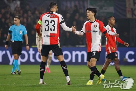 본문 이미지 - 페예노르트의 황인범ⓒ AFP=뉴스1