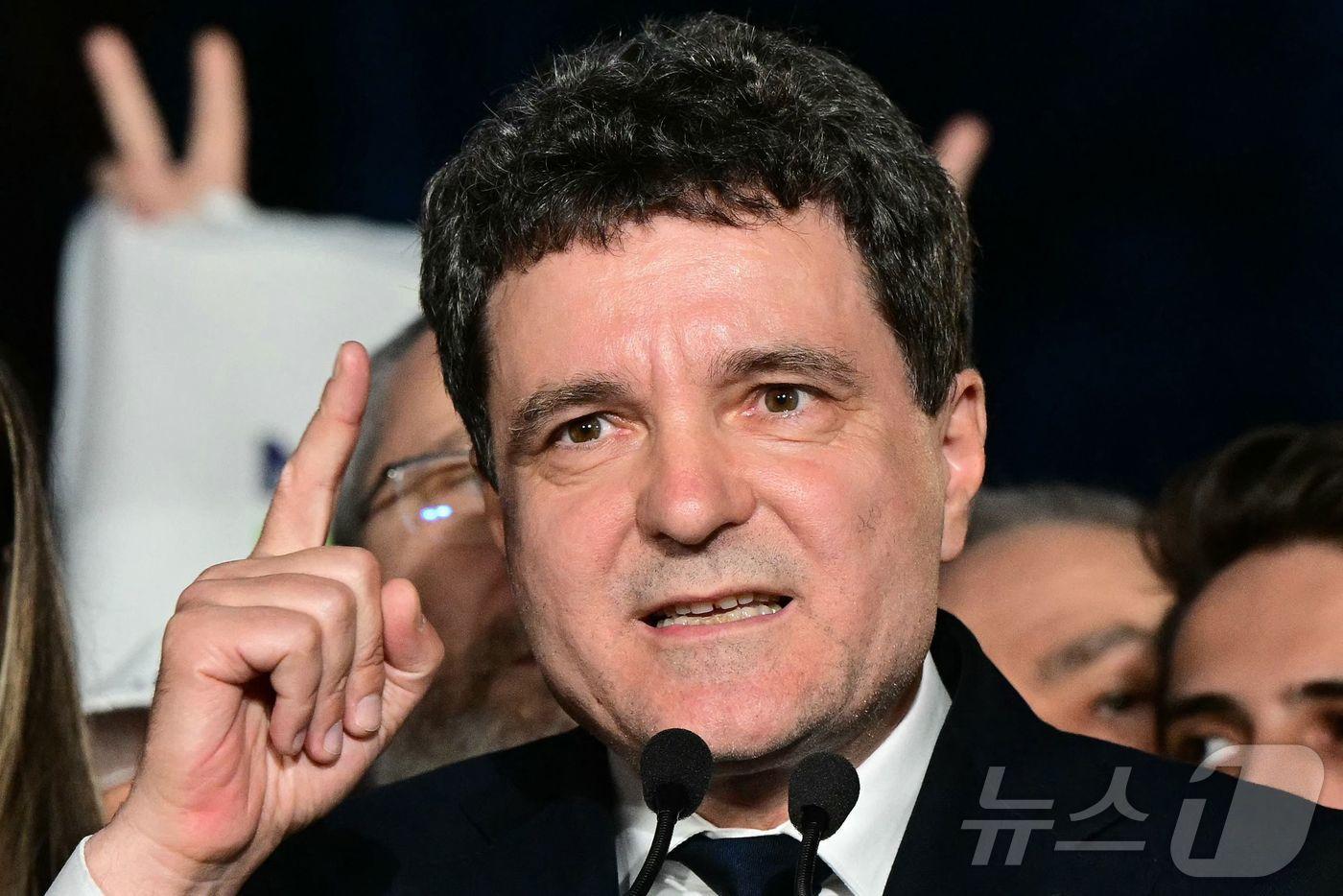 니쿠쇼르 단 부쿠레슈티 시장이 18일(현지시간) 대선 출구조사가 발표된 후 지지자들에게 연설하고 있다. 2025.05.18 ⓒ AFP=뉴스1 ⓒ News1 정지윤 기자