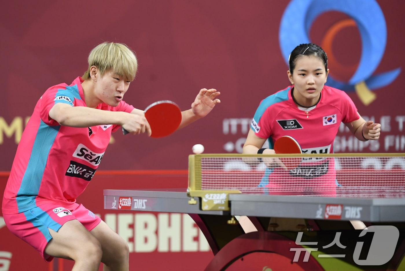 오준성, 김나영이 18일&#40;현지시간&#41; 카타르 도하 카타르대학교 스포츠 콤플렉스에서 열린 2025 국제탁구연맹&#40;ITTF&#41; 세계선수권대회 혼성복식 64강 뉴질랜드 딘 슈, 조슬린 램 조와 경기를 펼치고 있다. 2025.5.19/뉴스1 ⓒ News1 사진공동취재단