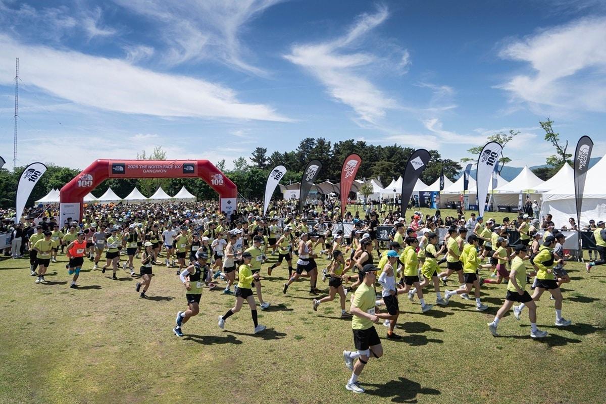 본문 이미지 - 영원아웃도어의 글로벌 아웃도어 브랜드 노스페이스가 지난 17일, 18일 이틀간 강원도 강릉 일대에서 글로벌 트레일러닝 대회 '2025 TNF 100 강원'을 개최했다. (노스페이스제공)