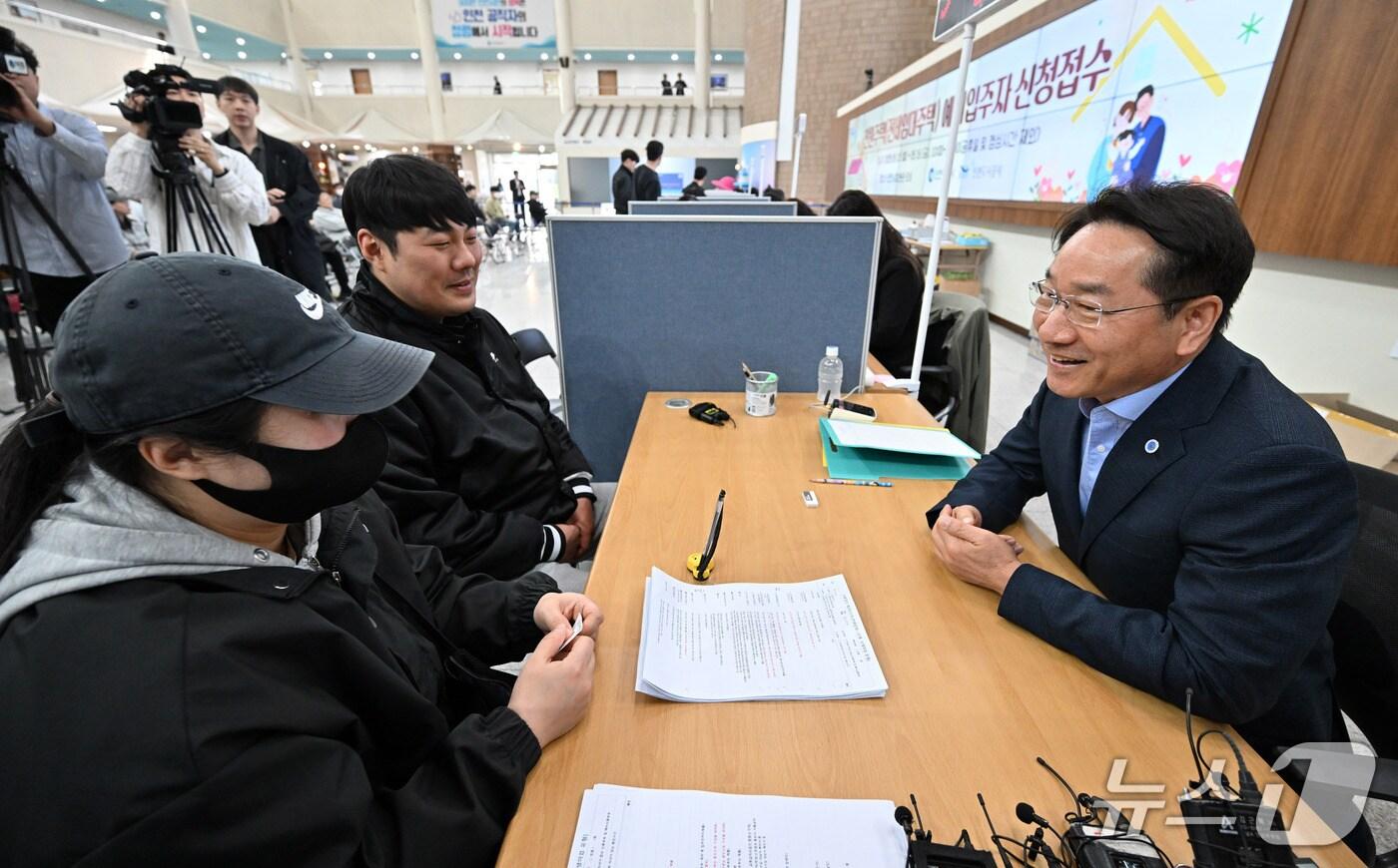 유정복 인천광역시장이 12일 시청 중앙홀에서 열린 '천원주택(전세임대주택)' 예비입주자 신청 접수를 받고 있다.(인천시 제공. 재판매 및 DB금지) / 뉴스1