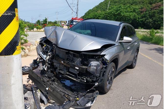 본문 이미지 - 18일 낮 12시 47분쯤 경북 경주시 양남면 신서리 지방도에서 SUV가 전신주를 들이받아 4명이 다쳤다.(경북소방본부 제공.재판매 및 DB 금지)2025.5.19/뉴스1