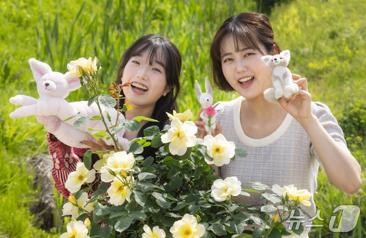 에버로즈 앞에서 사막여우 굿즈를 들고있는 입장객들의 모습&#40;에버랜드 제공&#41;