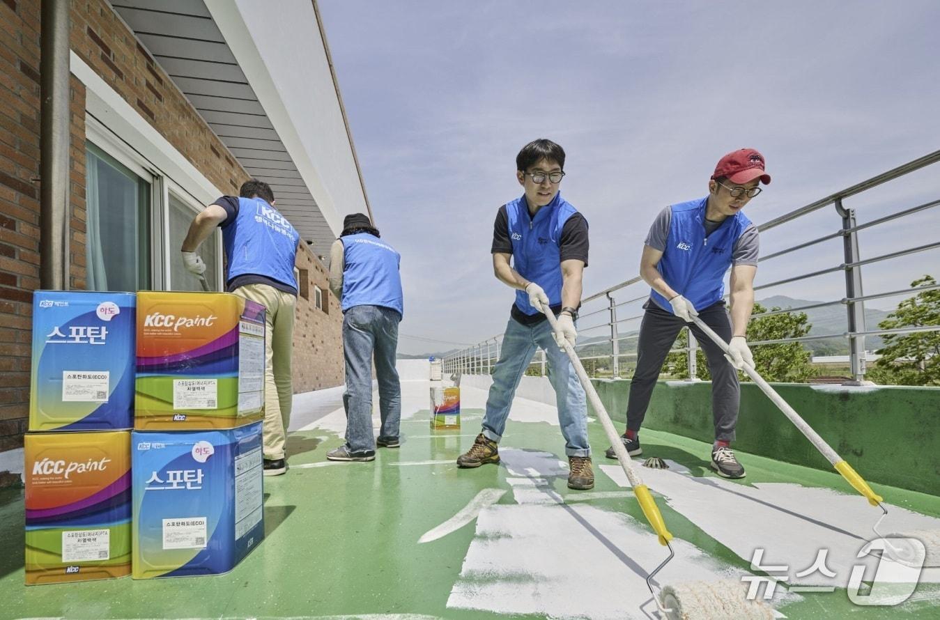 본문 이미지 - KCC와 미래환경협회 관계자들이 전북 진안군 장애인 시설 흰마실에서 옥상 차열페인트 시공을 하고 있다. (KCC 제공)