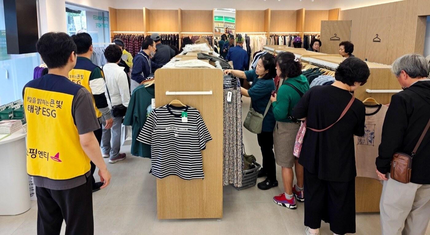 지난 16일 서울 중랑구 행복한나눔 중화역점에서 바자회가 열리고 있다(쇼핑엔티 제공).