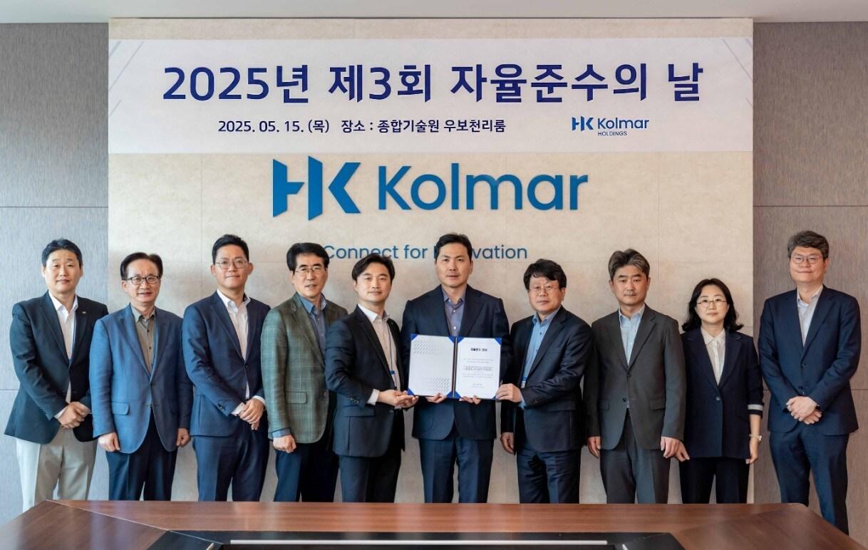 본문 이미지 - 윤상현 콜마홀딩스 부회장&#40;오른쪽 다섯번째&#41;과 임직원들이 한국콜마 종합기술원 우보천리룸에서 제3회 자율준수의 날 행사를 개최하고 기념사진을 촬영하고 있다. &#40;콜마홀딩스 제공&#41;