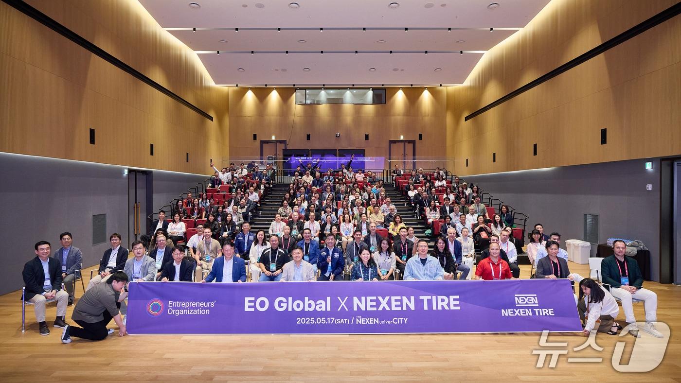 본문 이미지 - 17일 서울 마곡에 위치한 넥센타이어 중앙연구소를 방문한 EO 소속 회원들이 넥센타이어 임직원들과 함께 단체 기념사진을 촬영하고 있다(넥센타이어 제공). 2025.05.17.