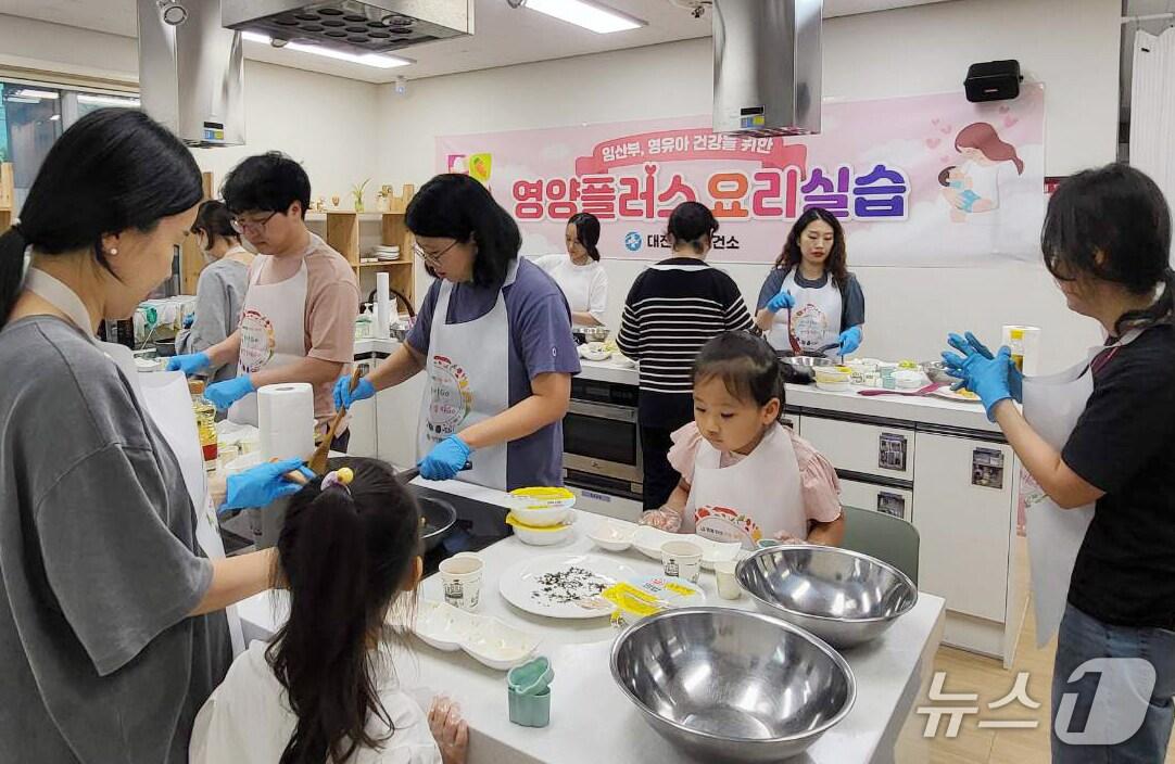 본문 이미지 - 대전 서구는 지난 16일 임산부 및 영유아를 대상으로 영양교육과 보충 식품을 활용한 요리 실습 프로그램을 진행했다. (대전서구청 제공. 재판매 및 DB 금지)2025.5.19/뉴스1