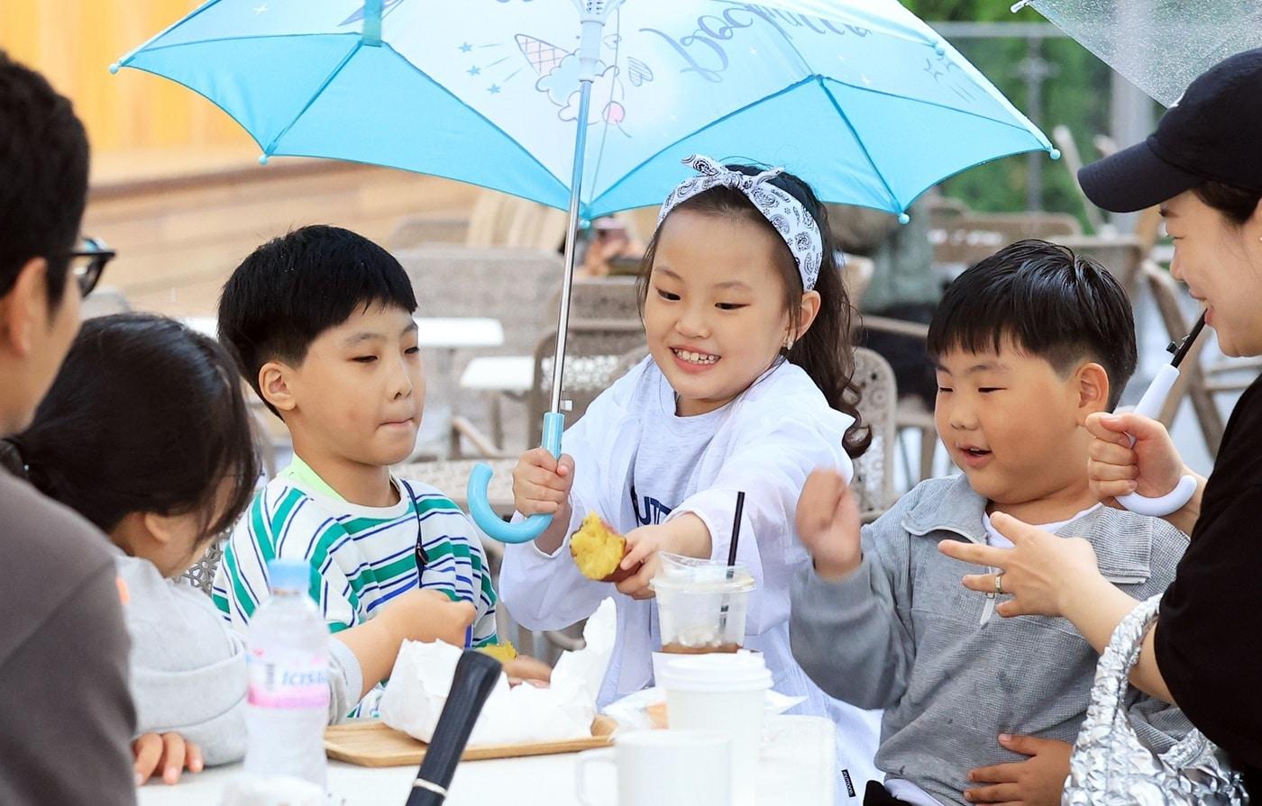 본문 이미지 - 두물마루에서 나들이를 즐기는 가족들 모습(노원구 제공)