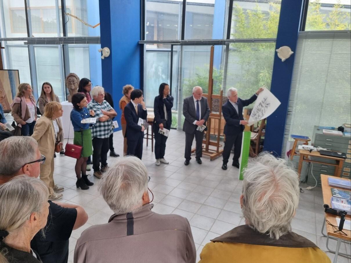 본문 이미지 - 16일 故 이성자 아틀리에 '은하수'의 佛 문화재 지정 현판식이 열리고 있다. (이성자 작가 유족 제공)