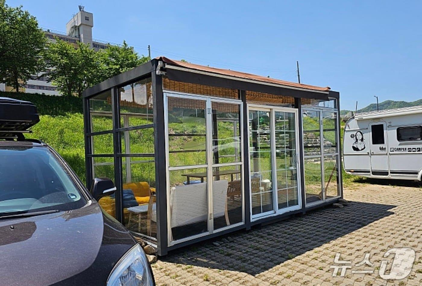 충북 충주 단월 수변공원에 캠핑카 알박기에 이어 불법 건축물까지 들어섰다. 충주시는 일단 자진 철거를 통보했다.&#40;충주시닷컴 게시글 캡처. 재판매 및 DB금지&#41;/뉴스1 