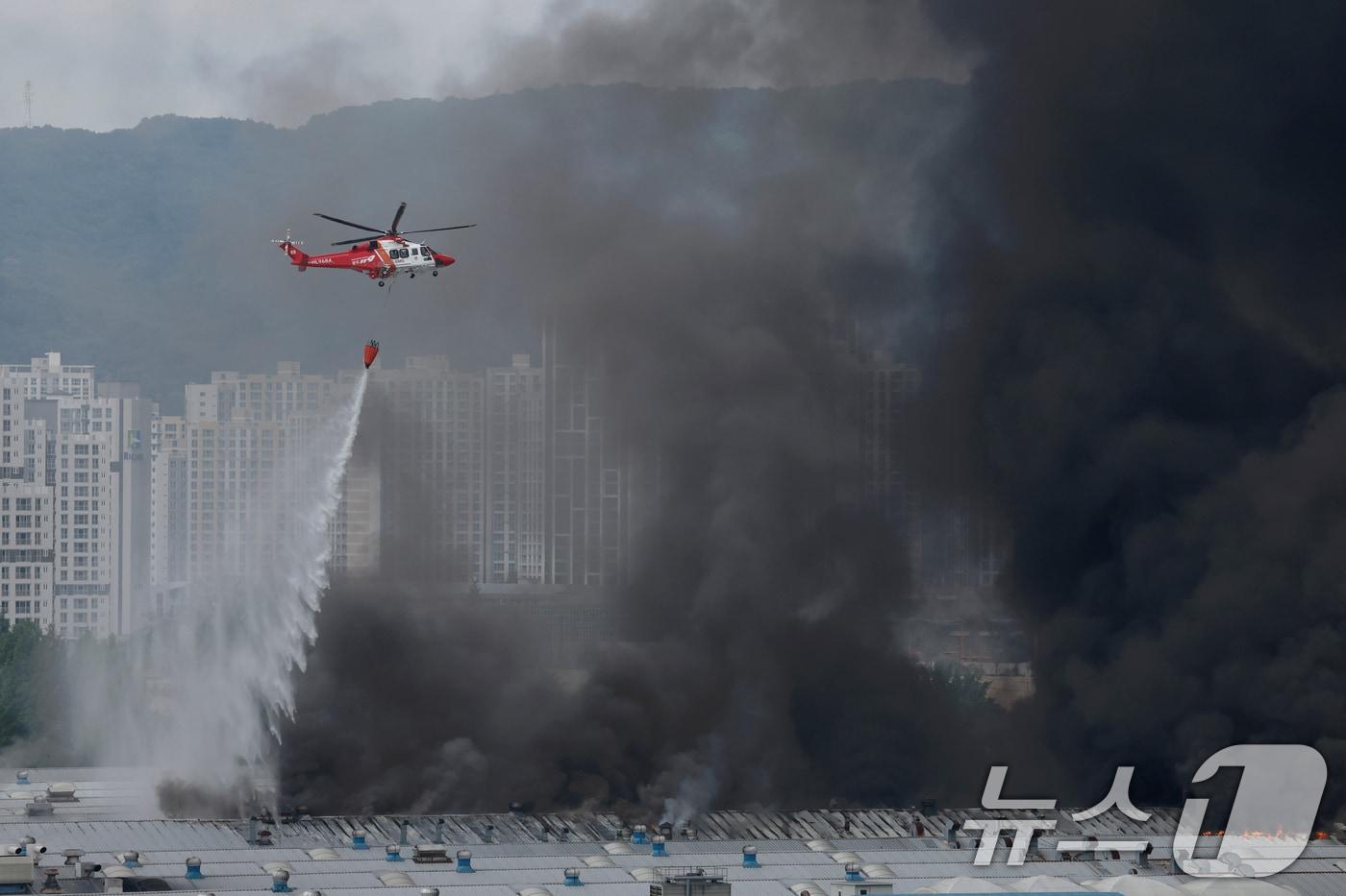 본문 이미지 - 17일 오전 7시 11분 광주 광산구 소촌동 금호타이어 광장공장에서 화재가 발생해 소방당국이 소방헬기를 동원해 진화 작업을 하고 있다 2025.5.19/뉴스1 ⓒ News1 김태성 기자