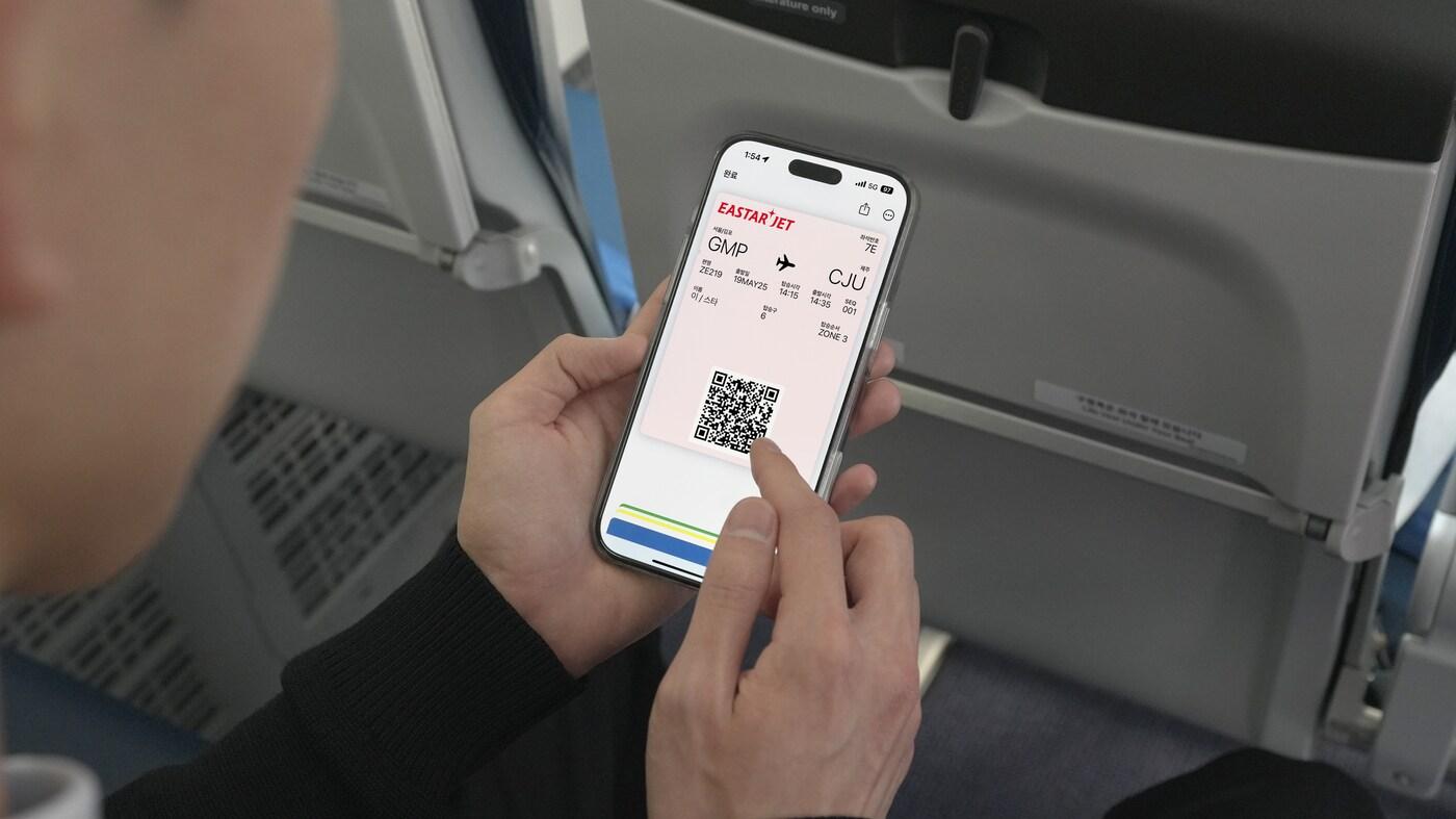 이스타항공이 19일 개시한 애플월렛 탑승권 서비스를 이용하는 모습&#40;이스타항공 제공&#41;. 2025.05.19.