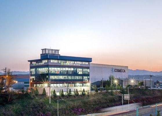 본문 이미지 - 코스메카코리아가 산업통상자원부의 &#39;산업집적지 경쟁력 강화사업&#40;R&D&#41;&#39;에 최종 선정돼 인공지능&#40;AI&#41; 기반 맞춤형 화장품 플랫폼 개발에 본격 착수했다.&#40;코스메카코리아제공&#41;