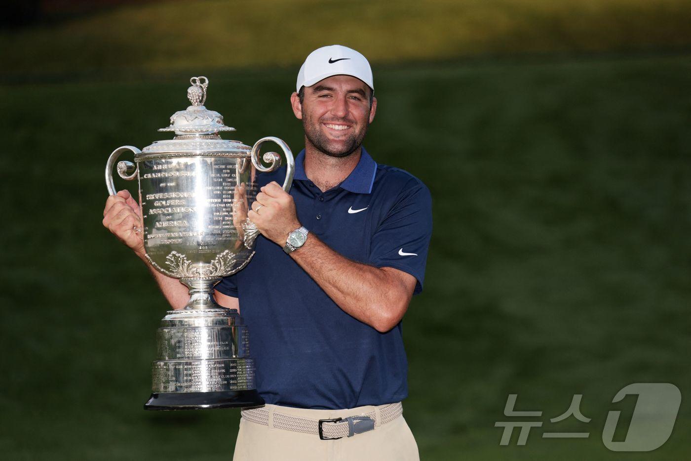 스코티 셰플러가 19일&#40;한국시간&#41; 열린 PGA 챔피언십에서 우승한 뒤 트로피를 들고 포즈를 취하고 있다. ⓒ AFP=뉴스1