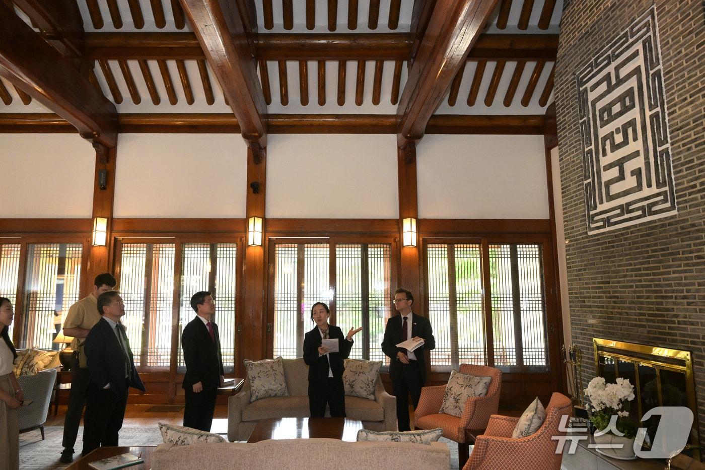 미 대사관저 내부투어 모습.&#40;중구청 제공&#41;