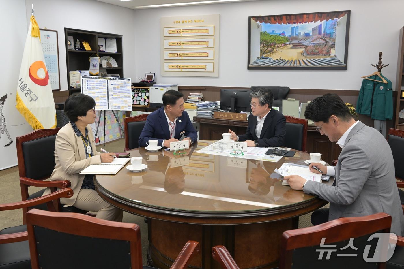 본문 이미지 - 정영철 영동군수(왼쪽)가 서울 중구구청을 방문해 영동세계국악엑스포 개최를 홍보하고 있다./뉴스1