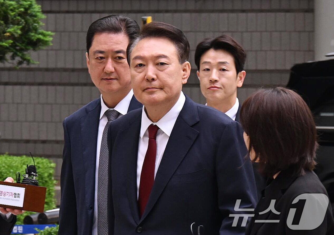 본문 이미지 - 윤석열 전 대통령이 19일 오전 서울 서초구 중앙지방법원에서 열린 내란 우두머리 혐의, 직권남용 권리행사방해 혐의 사건 4차 공판에 출석, 취재진의 질문을 받으며 이동하고 있다. 2025.5.19/뉴스1 ⓒ News1 사진공동취재단