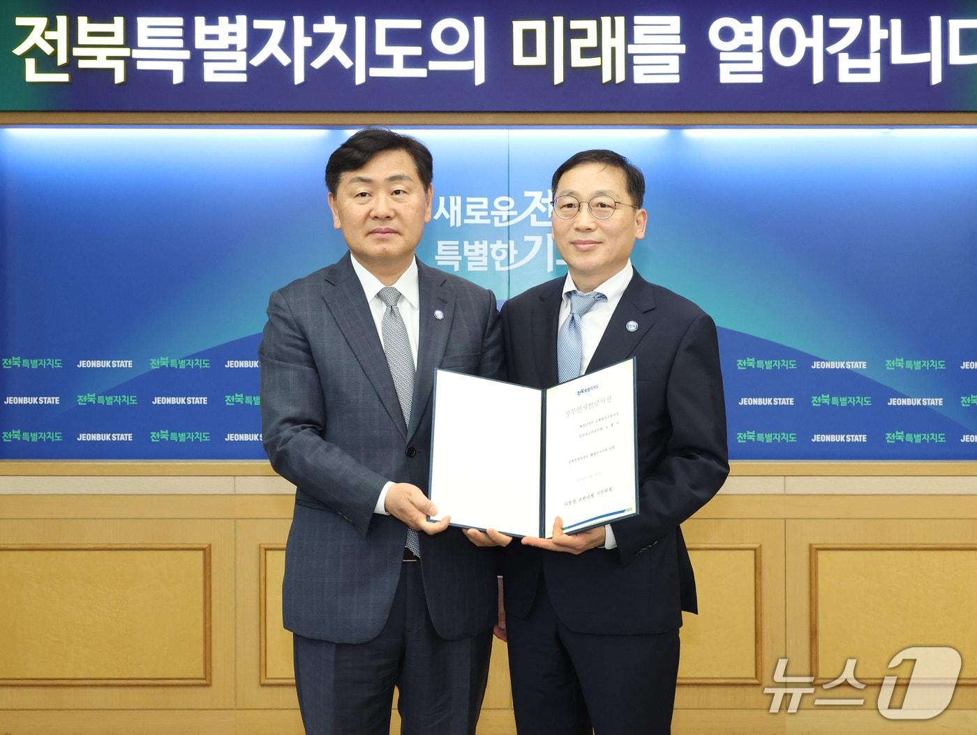 본문 이미지 - 노홍석 신임 전북도 행정부지사(오른쪽)가 김관영 도지사와 기념 촬영을 하고 있다.(전북자치도 제공. 재판매 및 DB금지)/뉴스1  