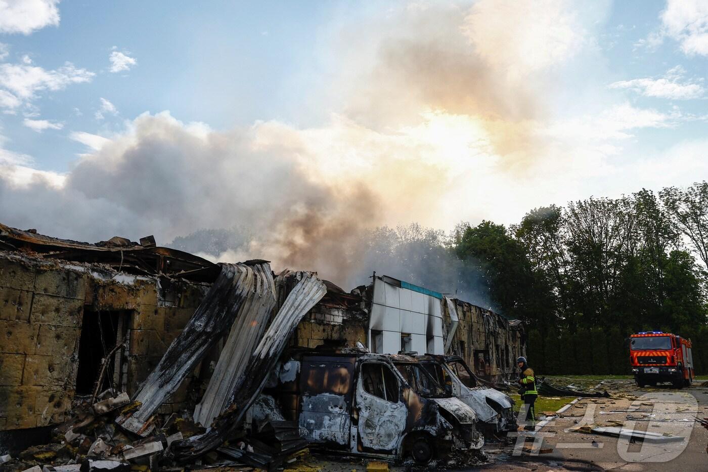 18일(현지시간) 우크라이나 키이우에서 러시아 군의 드론 공격을 받아 불에 탄 건물과 차량이 보인다. 2025.05.19 ⓒ 로이터=뉴스1 ⓒ News1 우동명 기자