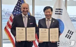 본문 이미지 - 유진 세로카 로스앤젤레스항만청 청장(왼쪽)과 이경규 인천항만공사 사장이 업무협약 후 기념사진을 촬영하고 있다. (인천항만공사 제공. 재판매 및 DB 금지) / 뉴스1