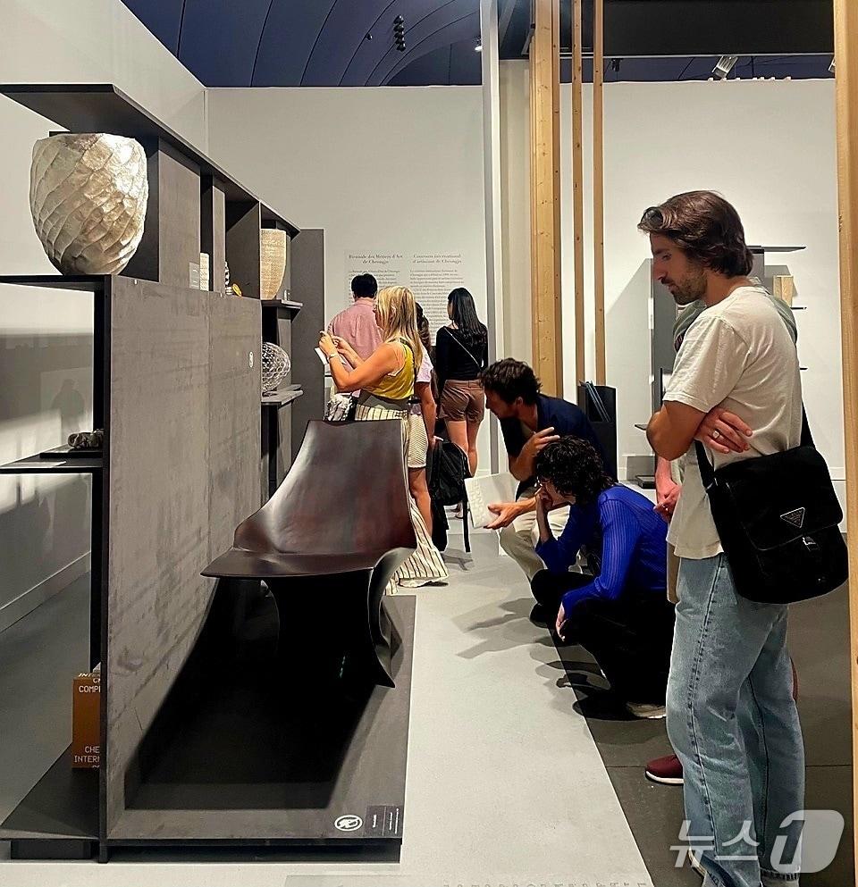 본문 이미지 - 2023년 프랑스 파리에서 열린 헤벨라시옹에 설치된 청주공예비엔날레 홍보 부스.(청주시 제공. 재판매 및 DB금지)/뉴스1