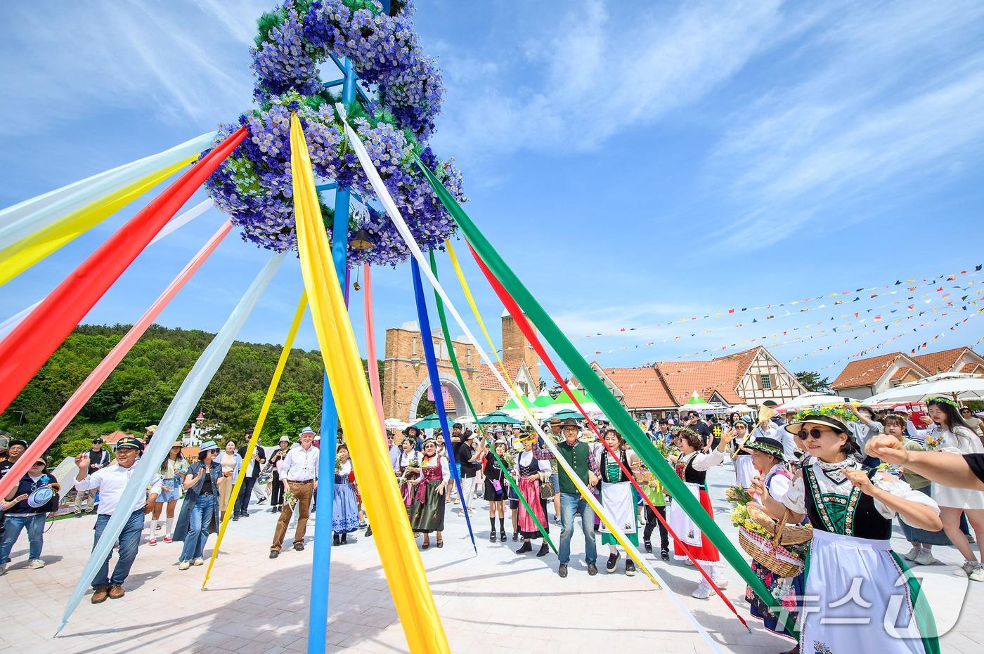 독일마을 마이페스트와 광장에 세워진 마이바움.(남해군 제공. 재판매 및 DB금지.)