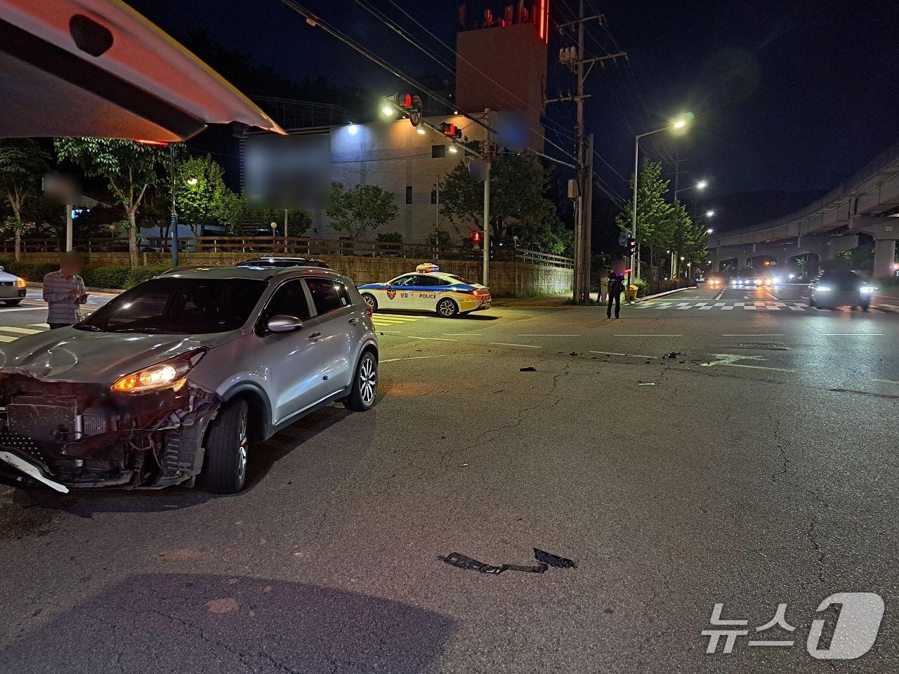 본문 이미지 - 18일 오후 8시 부산 기장군 철마면 사거리 사고 현장.(기장경찰서 제공. 재판매 및 DB 금지)