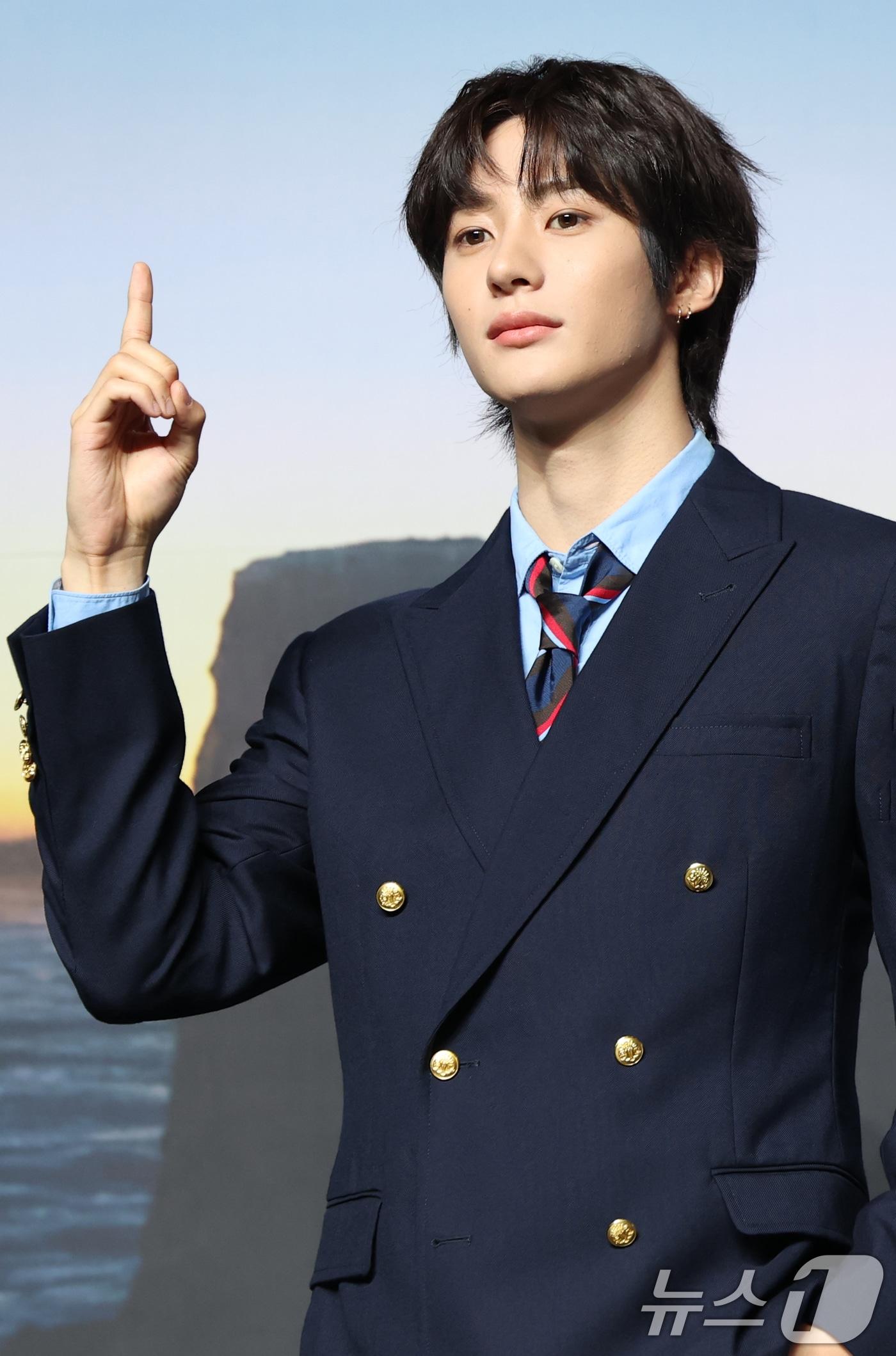 본문 이미지 - 라이즈(RIIZE) 앤톤이 19일 오전 서울 용산구 블루스퀘어에서 가진 첫 정규 앨범 '오디세이(ODYSSEY)' 발매 기념 쇼케이스에서 포즈를 취하고 있다. 2025.5.19/뉴스1 ⓒ News1 권현진 기자